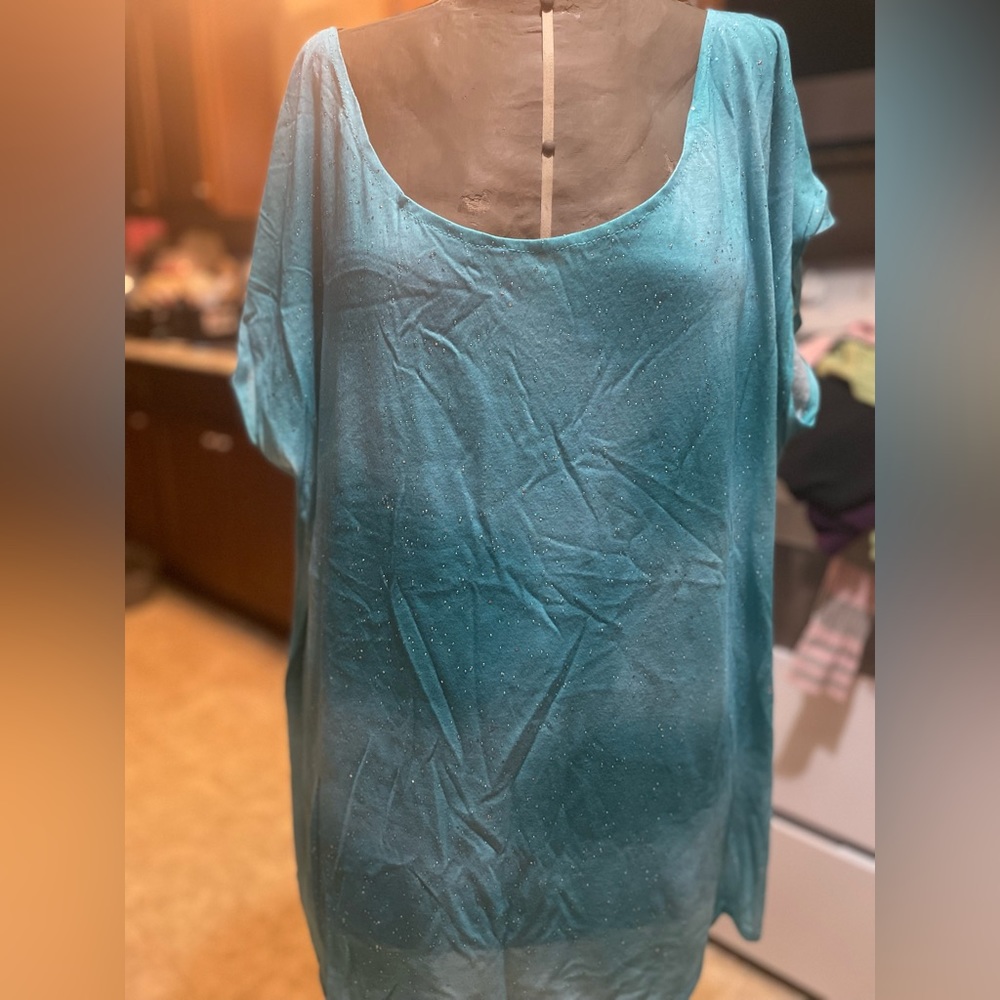 Not sure of the brand, my aunt bought it and gave it to me. Size is 2XL
